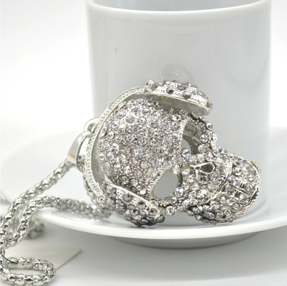 Silver plated crystal skull wearing headphones necklace with adjustable chain - Picture 13 of 15